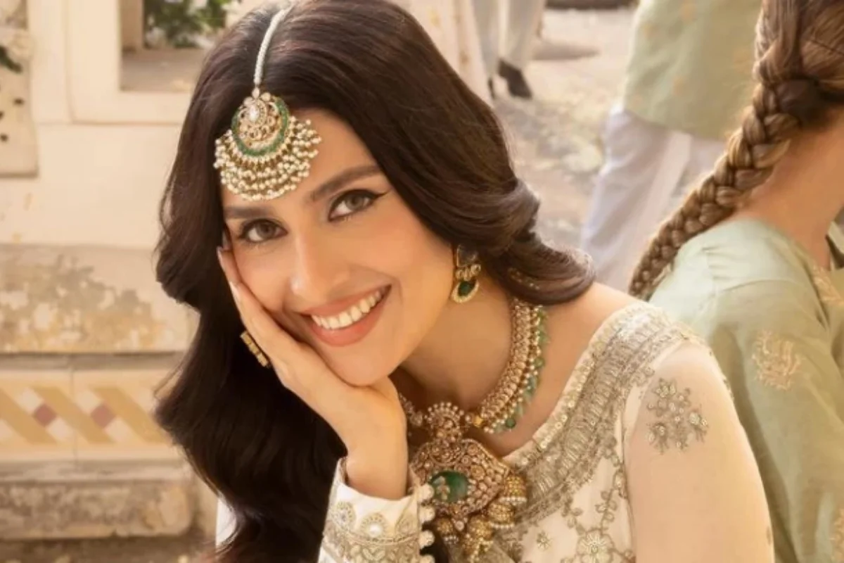 Ayeza Khan’s Witty Response to Load Shedding During Live Event Wins Hearts