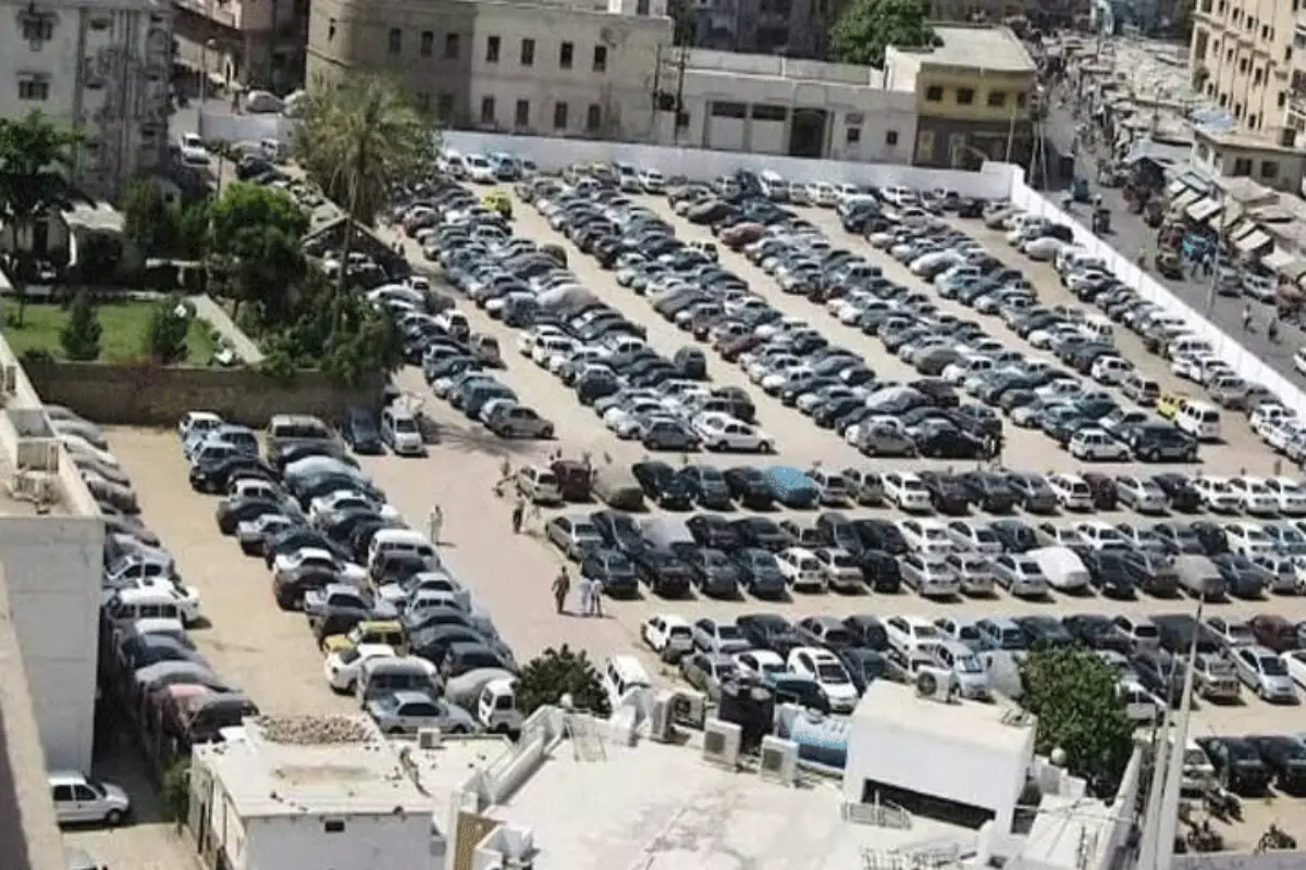Karachi Mayor Ends Parking Fees on Main KMC Roads
