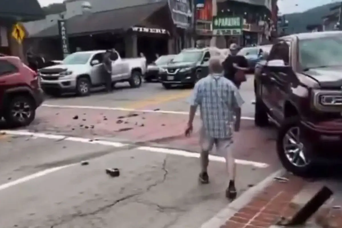 Gatlinburg Car Crash Sends Six to Hospital, Parkway Closed for Hours