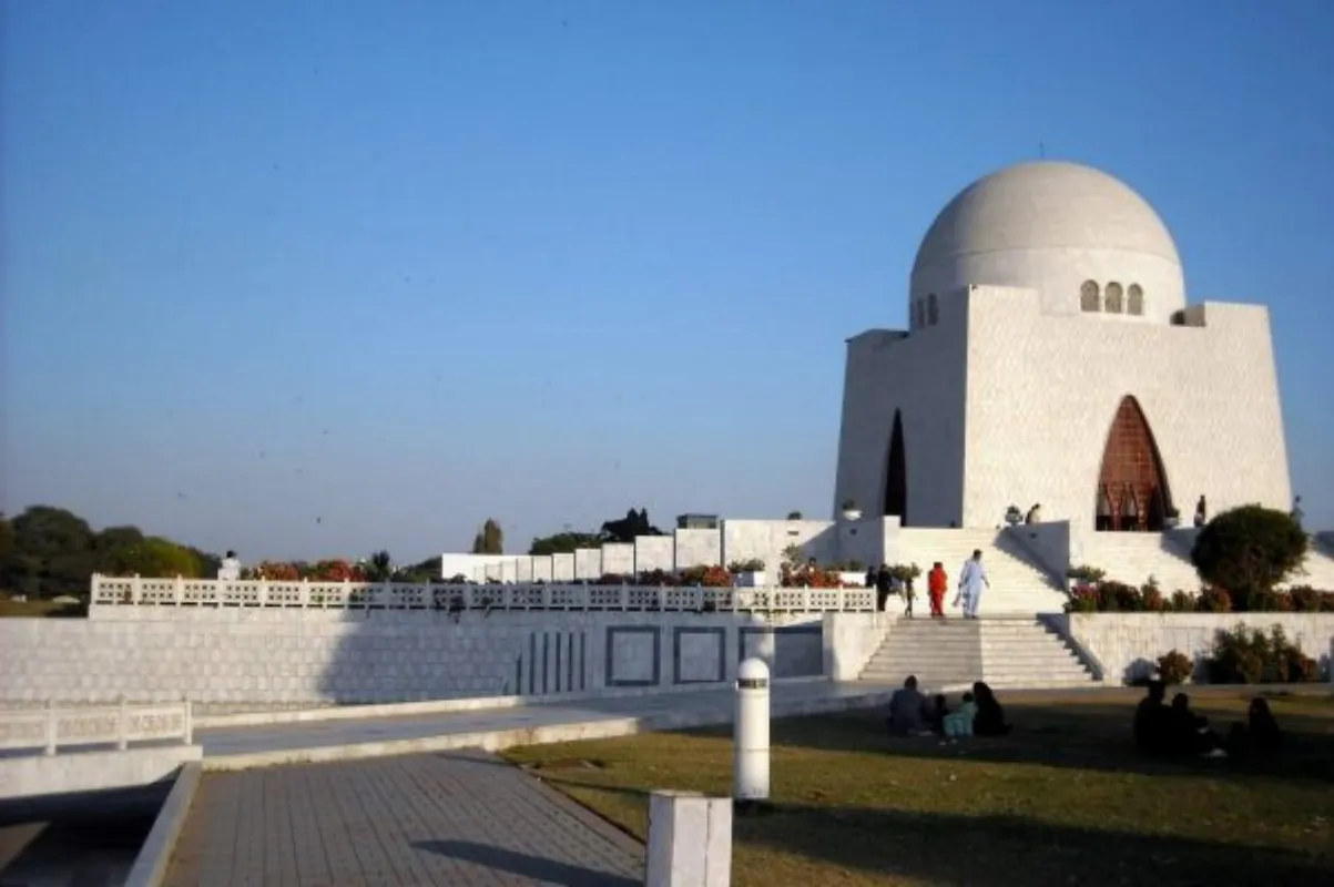 Karachi Weather Update: Clouds Hover as Light Rain Expected – Hot, Dry Conditions Across Pakistan Today