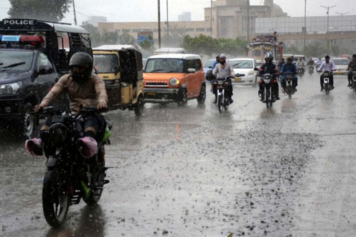 Light Rain Brings Relief to Karachi, More Showers Expected