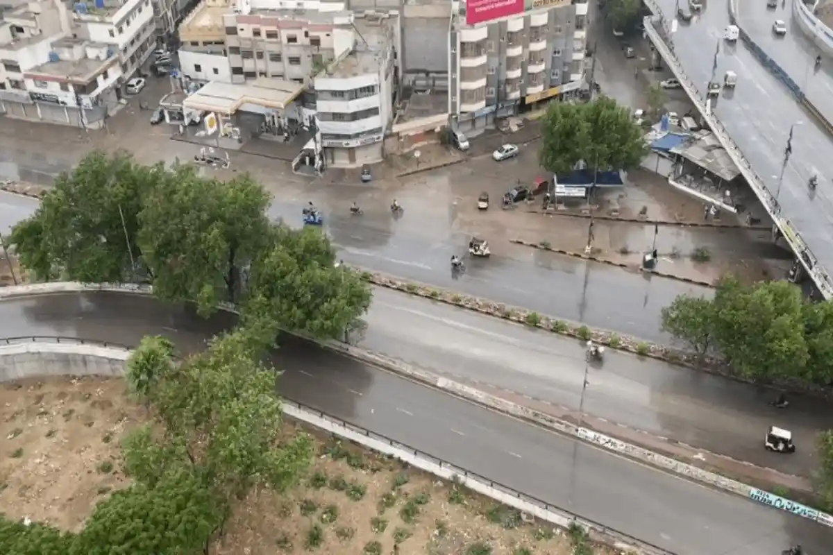 Light Rain Hits Various Areas of Karachi, Weather Turns Pleasant