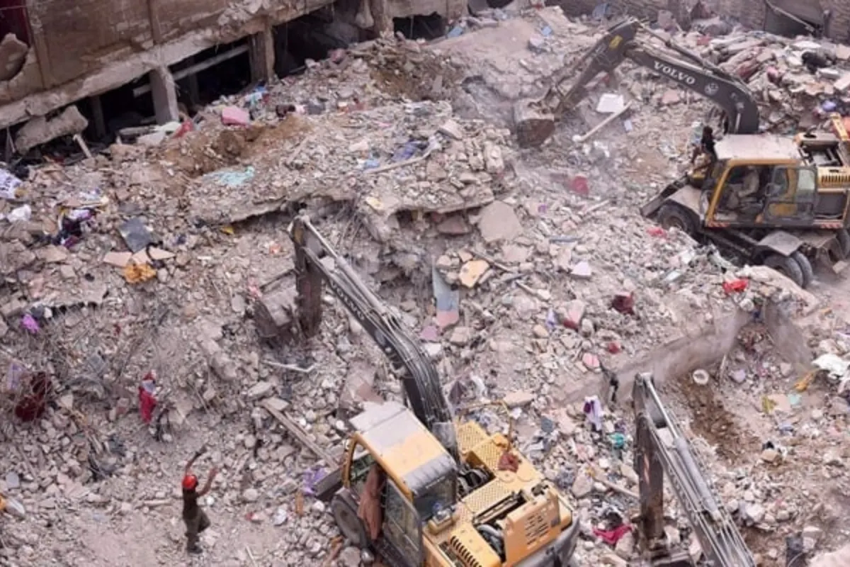 Sindh govt vacates 9 unsafe Lyari buildings, 6 SBCA officials held