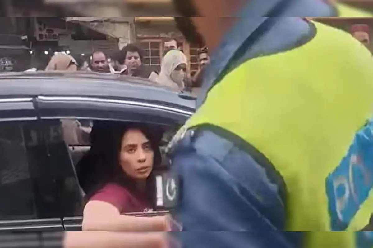 Video of Woman Abusing Police on Murree Mall Road Goes Viral