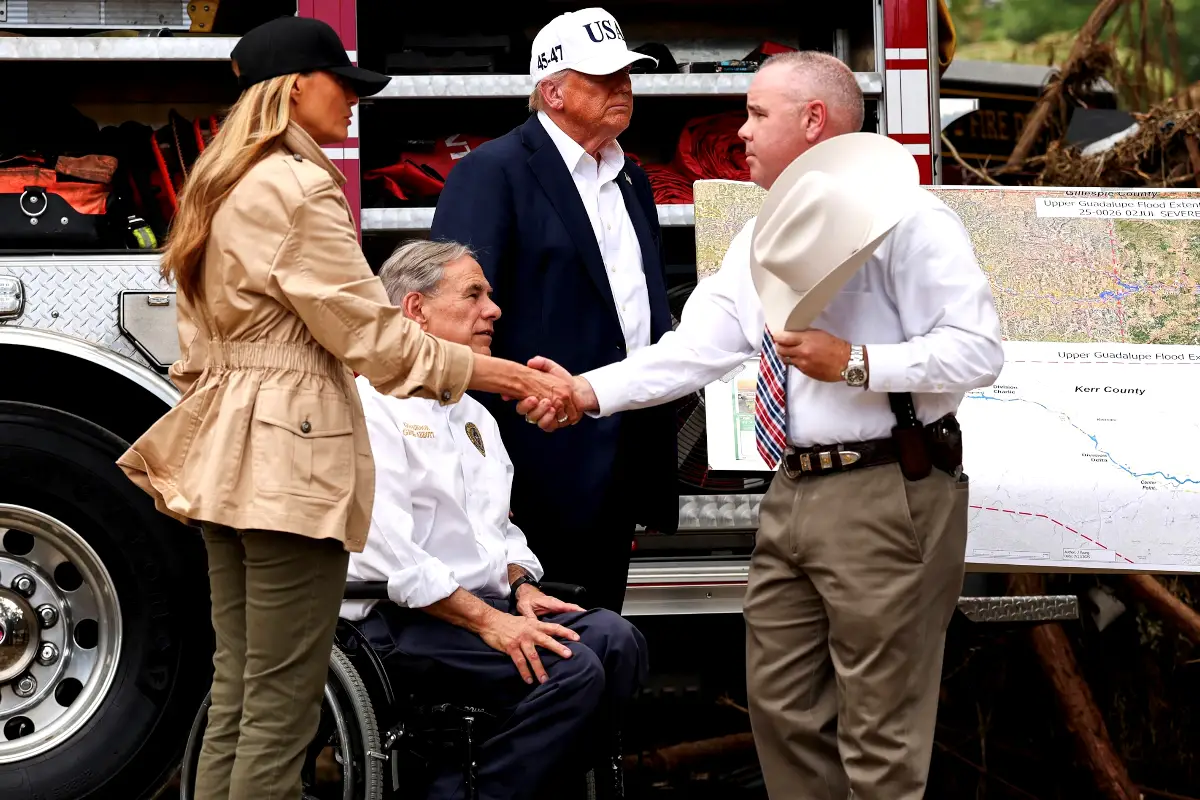 Trump tours flood-hit Texas, praises response
