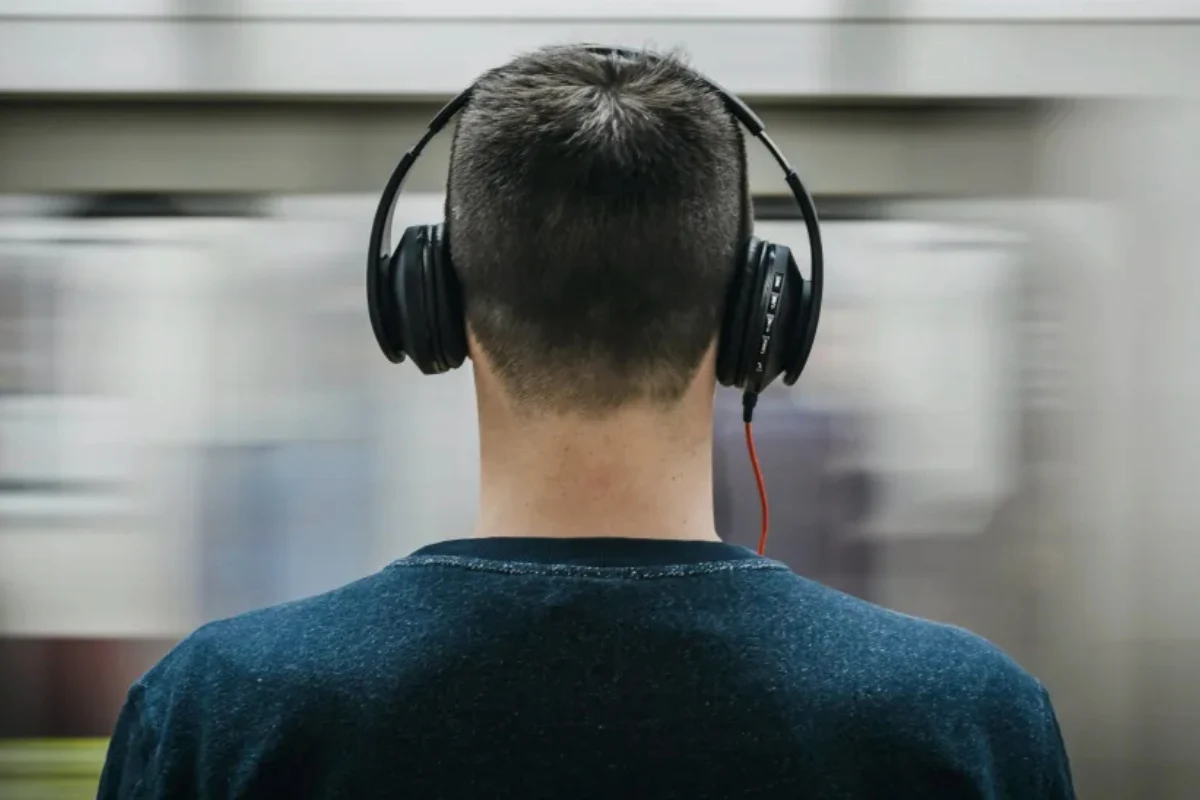 How headphones and earbuds affect your ears – tips for safe use