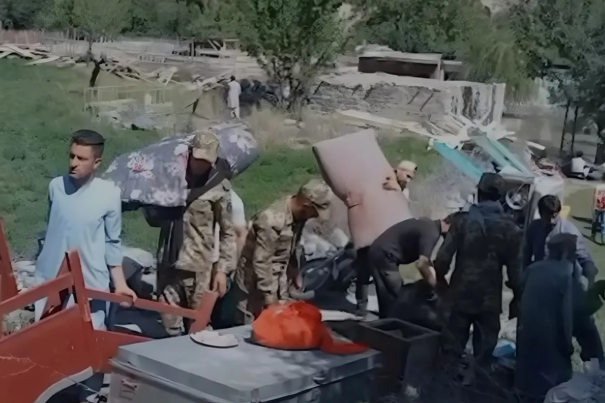 Pakistan Army Helicopters Evacuate Families Trapped in Ghizer Floods