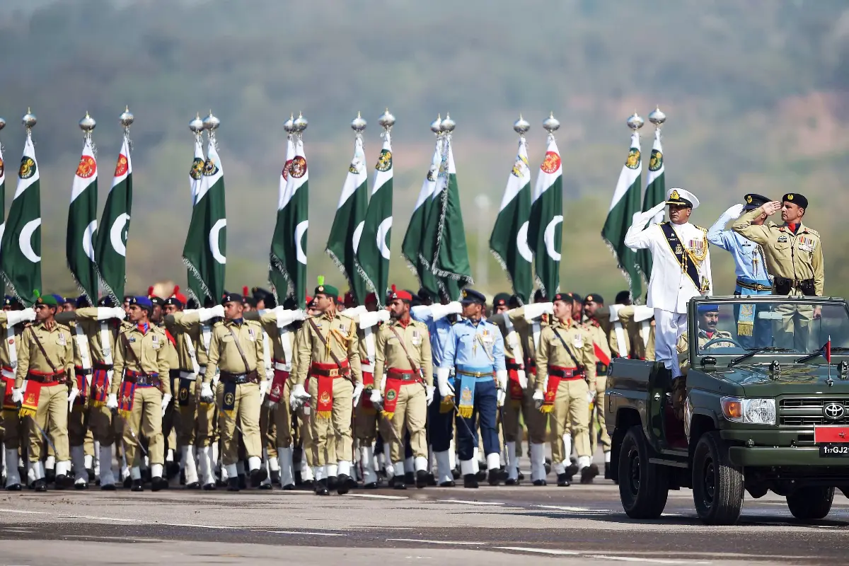 Pakistan Army, Navy, Air Force Lead Stunning March Past