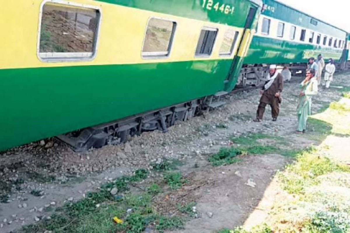 Three Coaches of Awam Express Derail Near Khanpur City