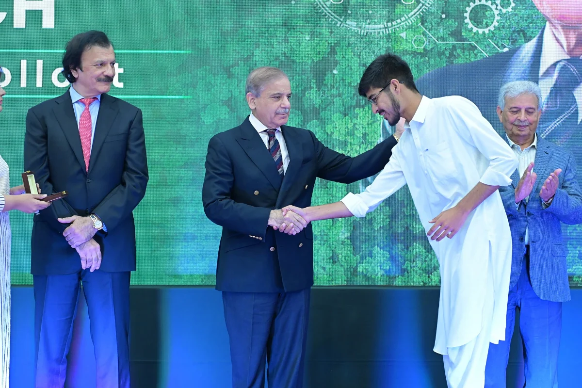 PM Distributes E-Bikes to Students Under EV Policy