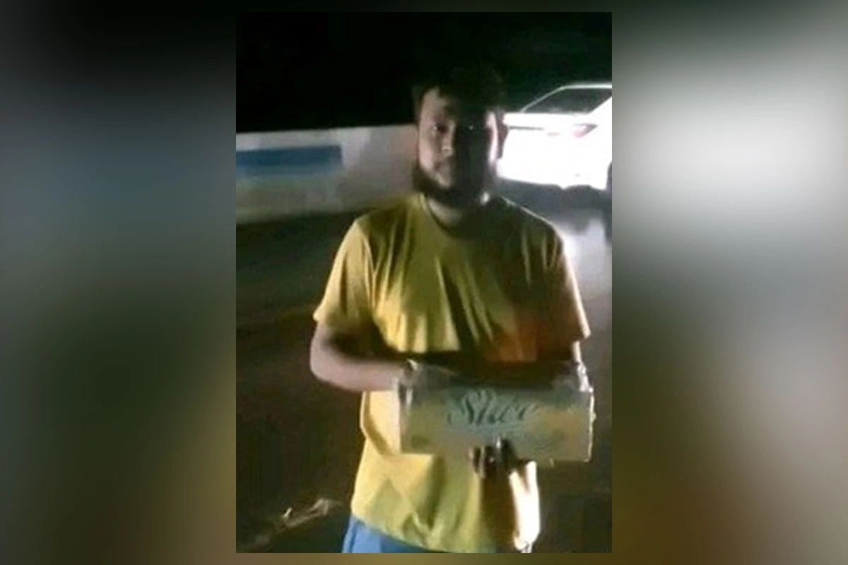 Young Boys Bring Hope Amid Karachi’s Flooded Streets with Selfless Act