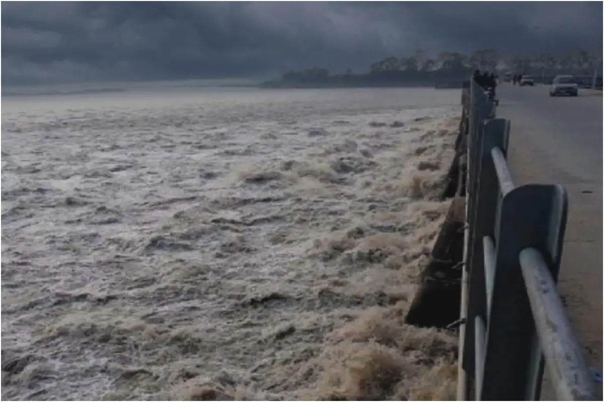 Sindh on High Alert as IRSA Warns of 800,000 Cusec Flood Wave