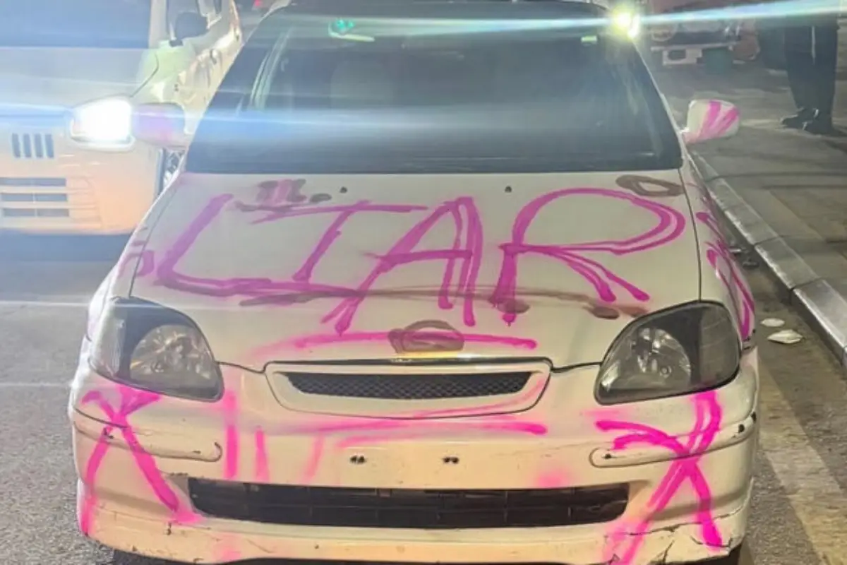 Controversial Car With ‘Liar’, ‘Cheat’ Signs Sparks Curiosity in Karachi
