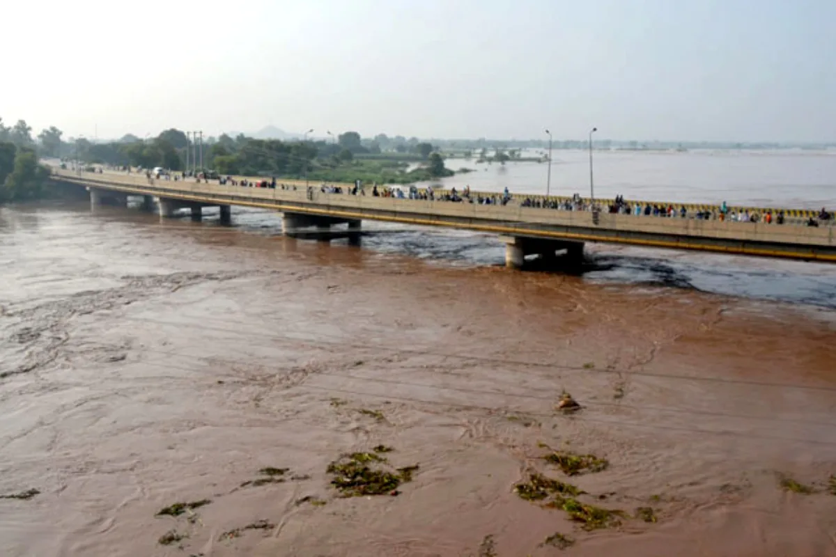 Massive flood surge expected in Multan by evening, over 300,000 displaced