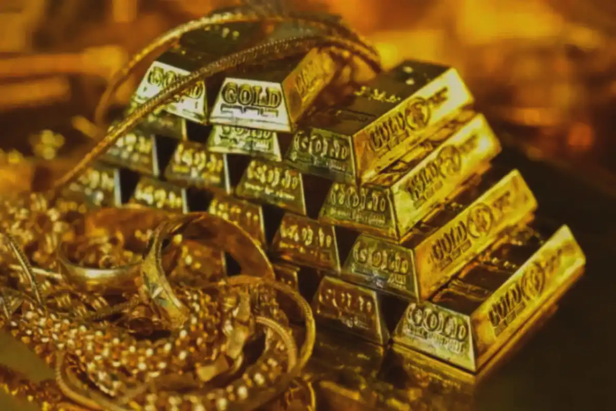 Two Women Held at Karachi Airport for Smuggling Gold and Foreign Currency