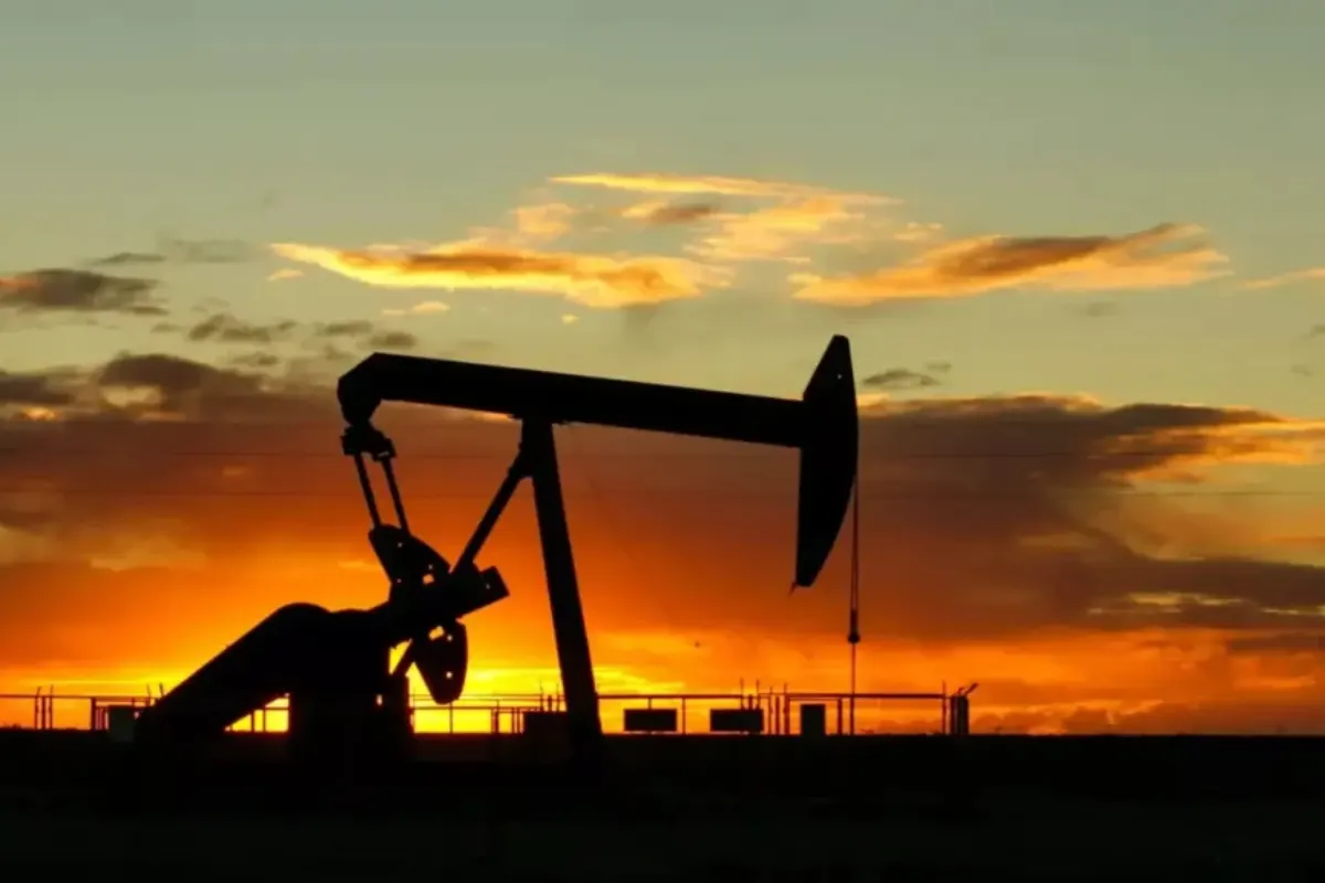 Oil Market Slips After Surprise Trump-Putin Meeting News