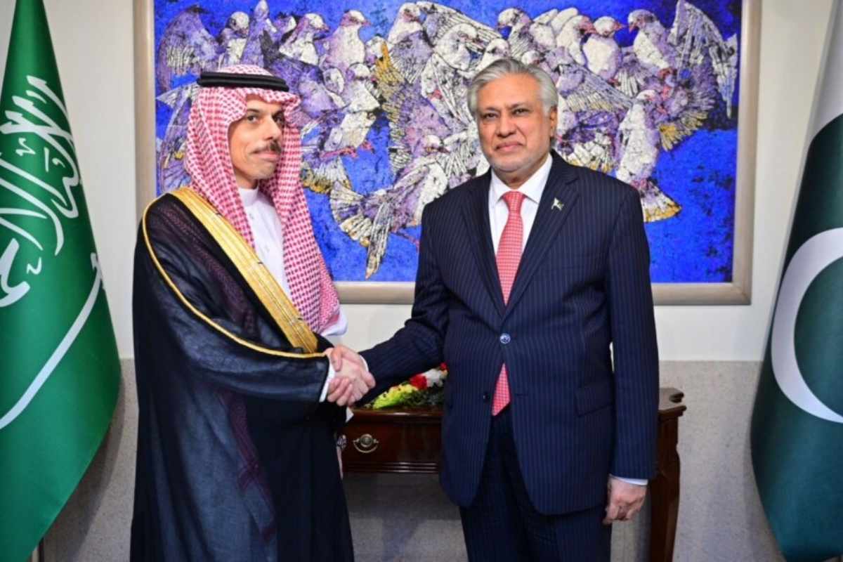 Dar, Saudi FM Discuss Gaza Situation, Call for Speedy Ceasefire