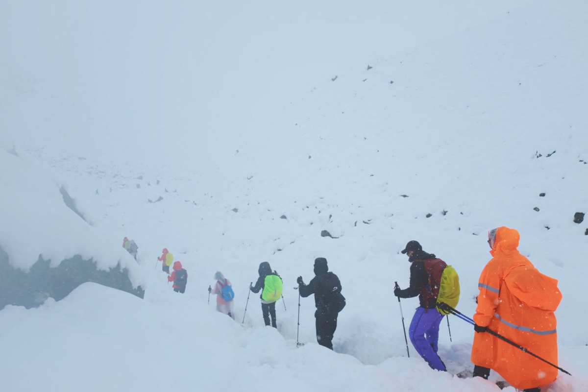 1,000 Stranded in Snowstorm Near Mount Everest