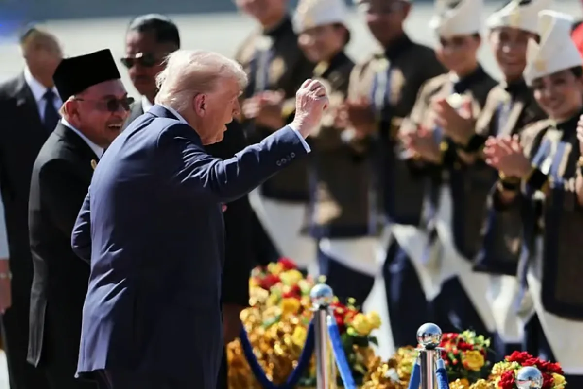 Trump Arrives in Malaysia for ASEAN Summit, Dances with Local Performers