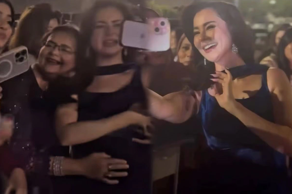 Hania Aamir Mobbed by Fans at Hum Awards 2025 After Winning Global Star Award
