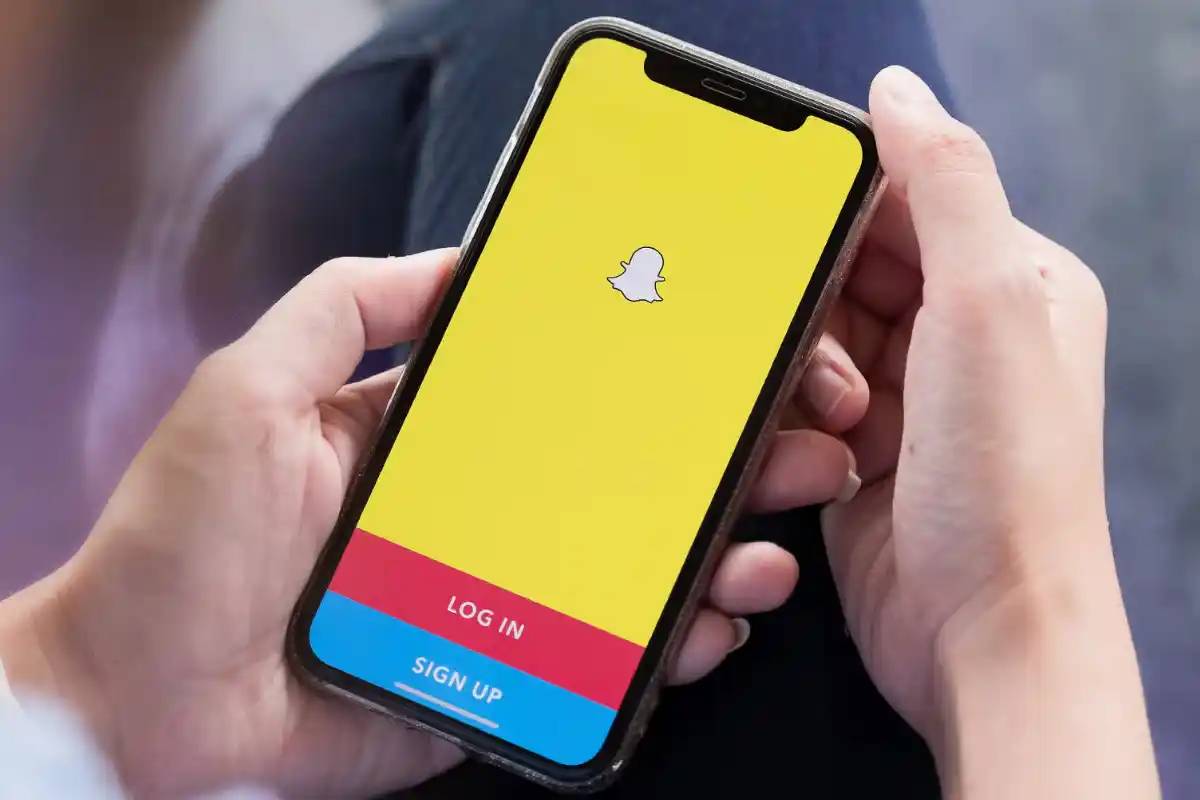 Snapchat Users in Pakistan Furious as App Starts Charging for Memories Storage