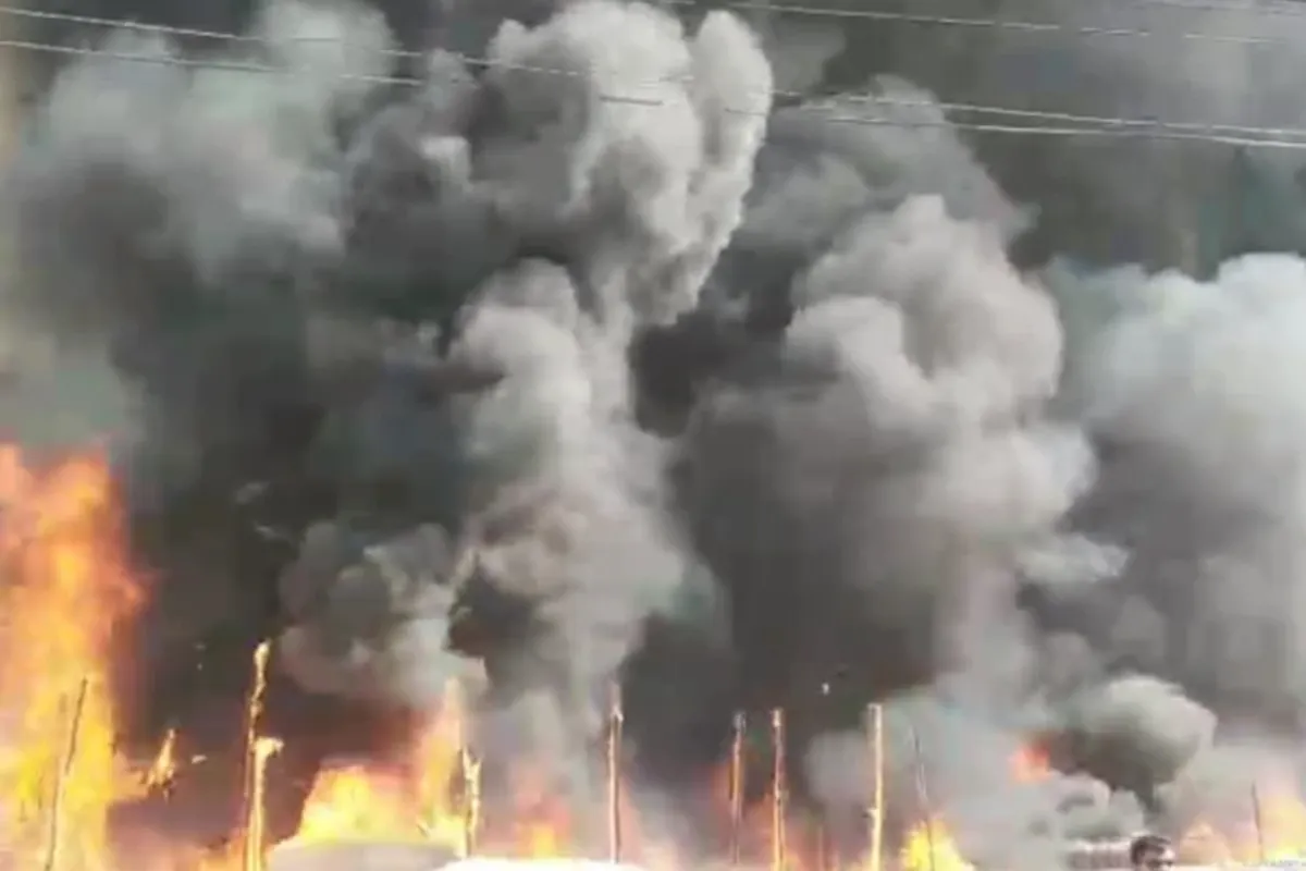 Fire Breaks Out at Lighthouse Market in Karachi