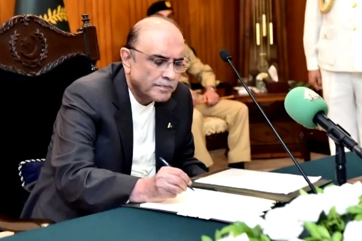 President Zardari gives assent to 27th Constitutional Amendment