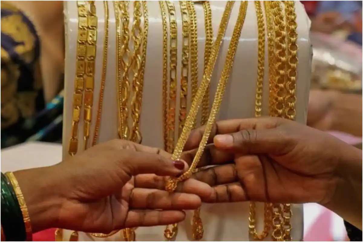 Gold Price Drops Over Rs9,000 per Tola in Pakistan