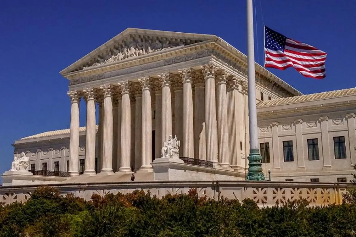 US Supreme Court Halts Trump From Deploying Military in Chicago