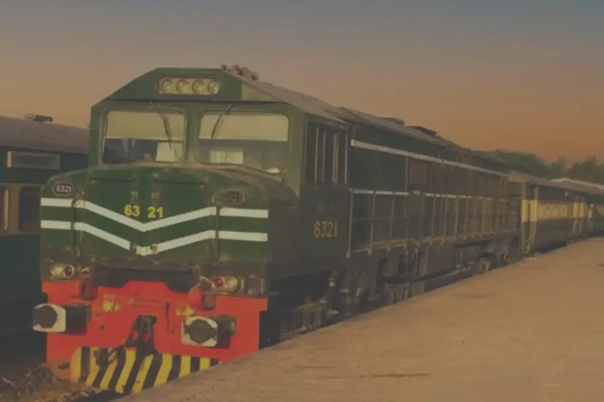Dense Fog Disrupts Train Services Across Punjab, Pakistan Railways Revises Schedules