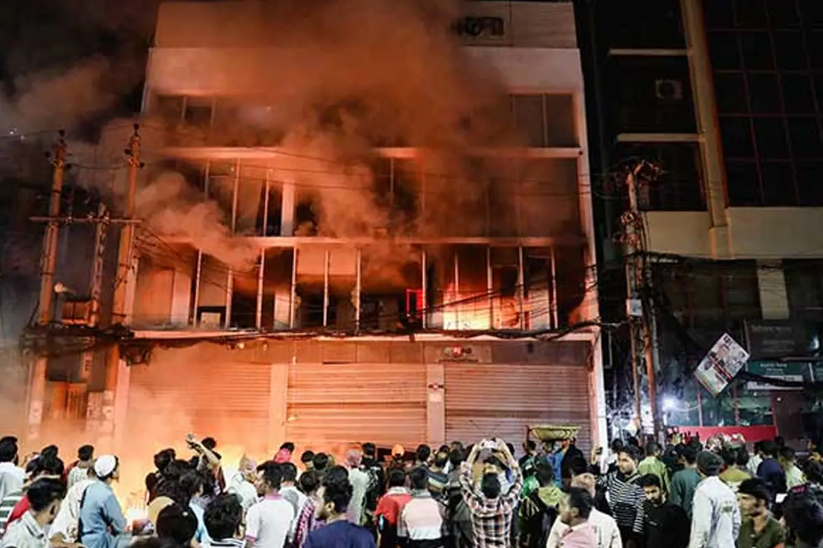 Violent Protests Erupt in Dhaka After Death of Student Leader Sharif Osman Hadi