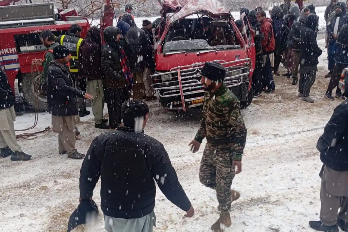 Pak Army saves lives in Chitral coach accident despite harsh conditions