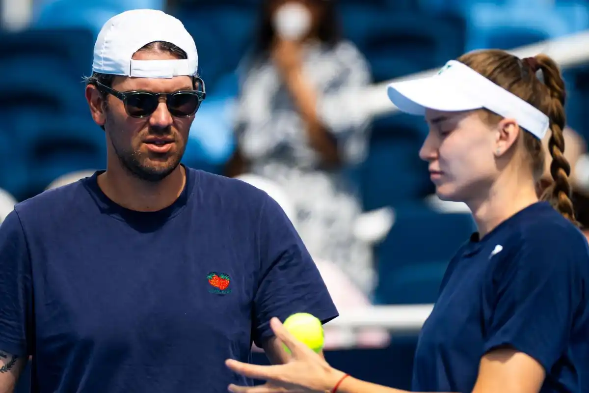 Who is Elena Rybakina and why was coach Stefano Vukov banned?