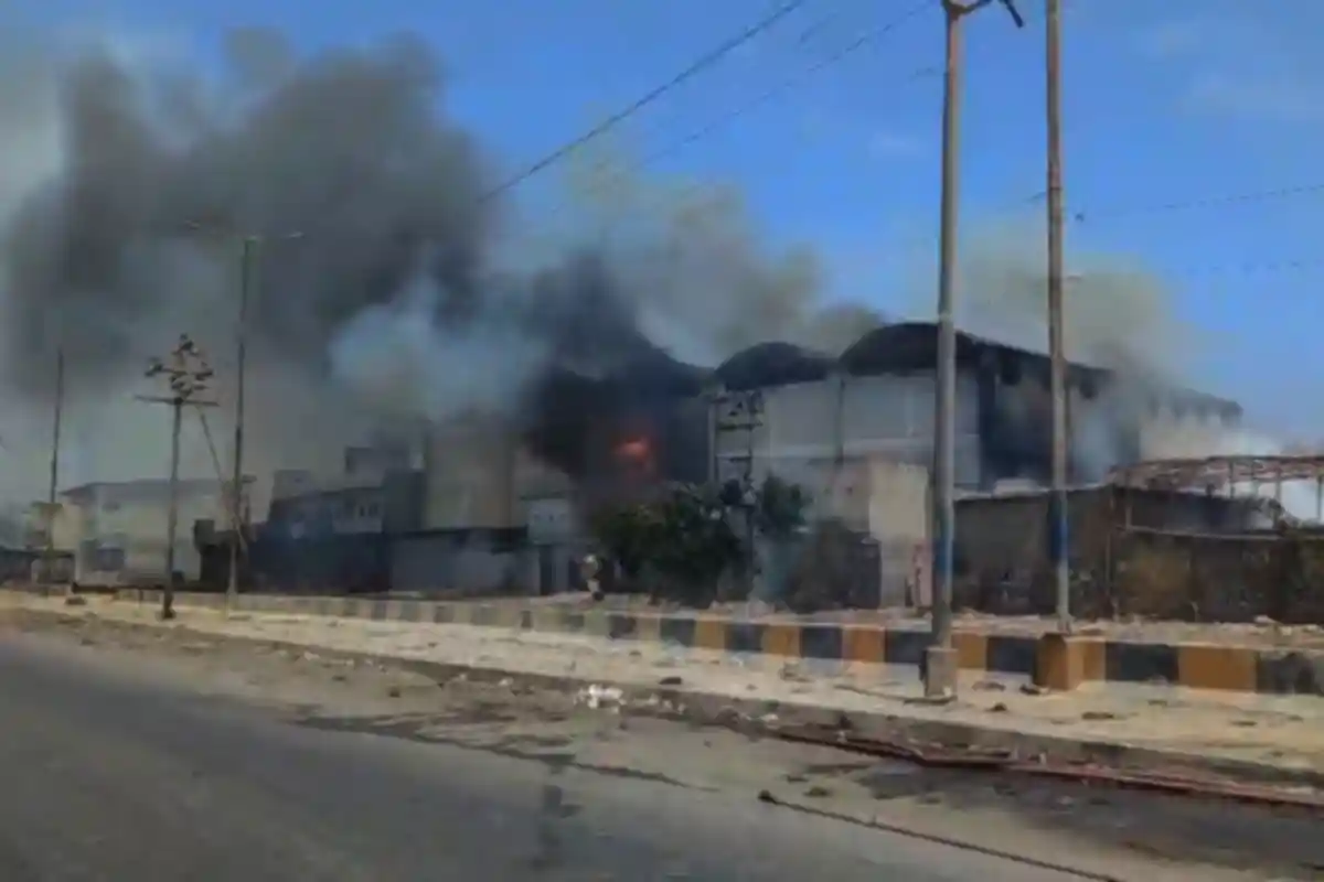 Fire Breaks Out at Warehouse in Karachi’s Landhi Sherpao Colony, Fire Brigade Rushes to Control Blaze