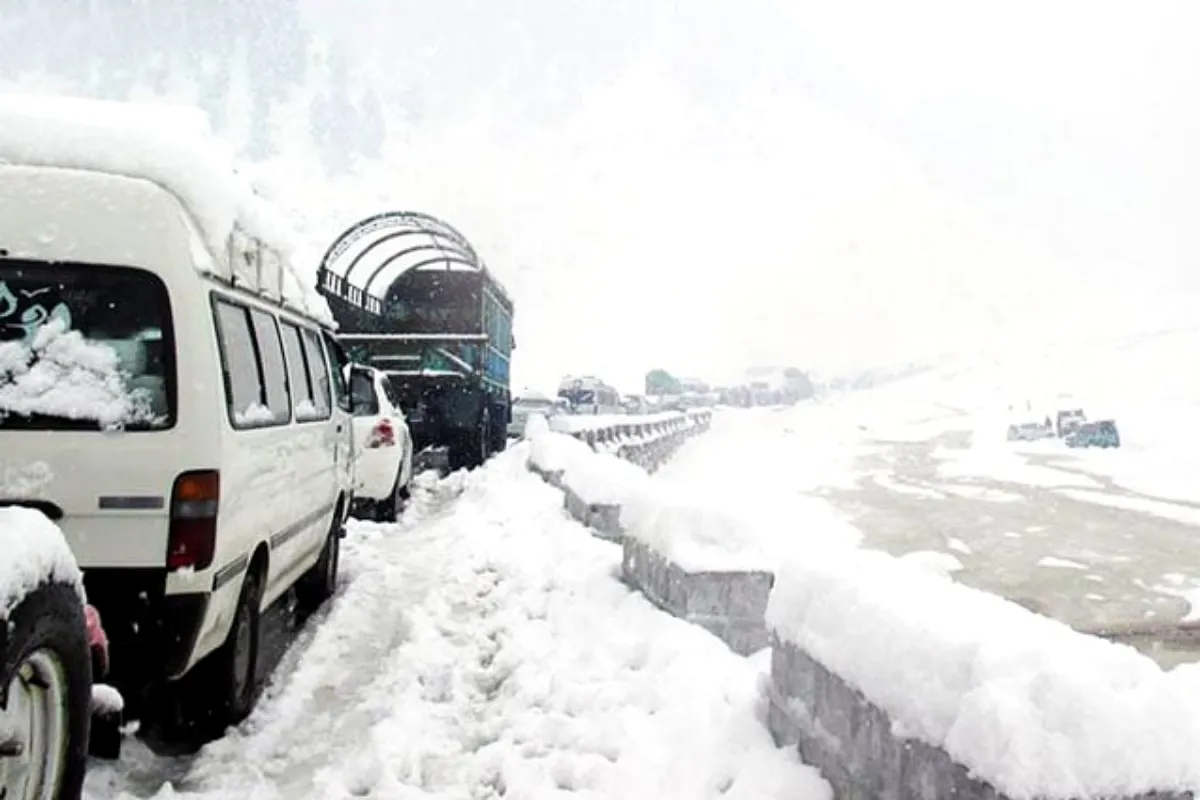 Heavy snowfall strands people, closes roads in northern Pakistan – Check details
