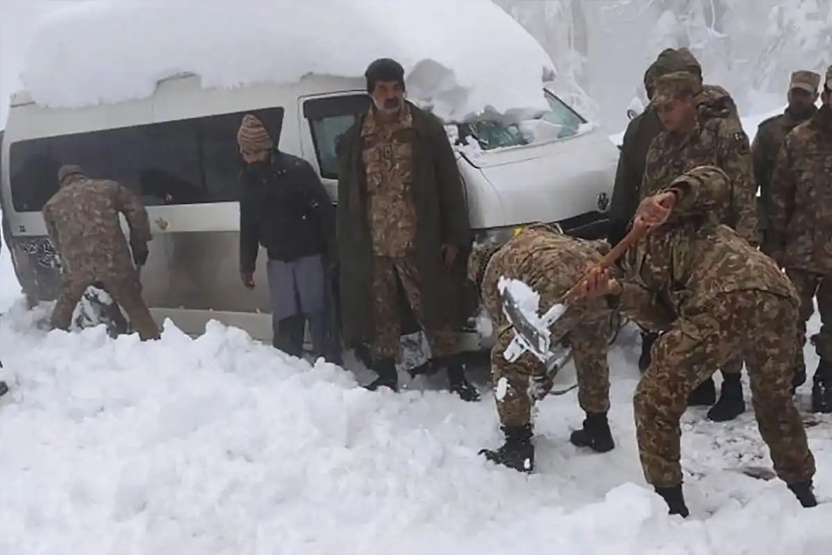 Heavy Snowfall Disrupts Life Across Northern Pakistan, Roads Closed and Tourists Stranded