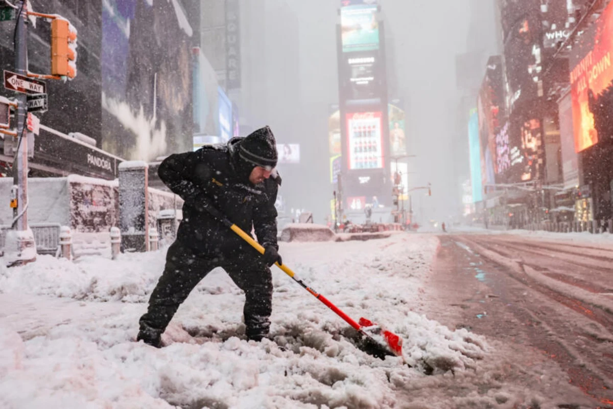 Historic Snowstorm Paralyzes Northeastern United States