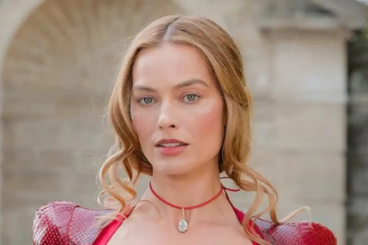 Margot Robbie Reveals Strange Gift From Fellow Actor 