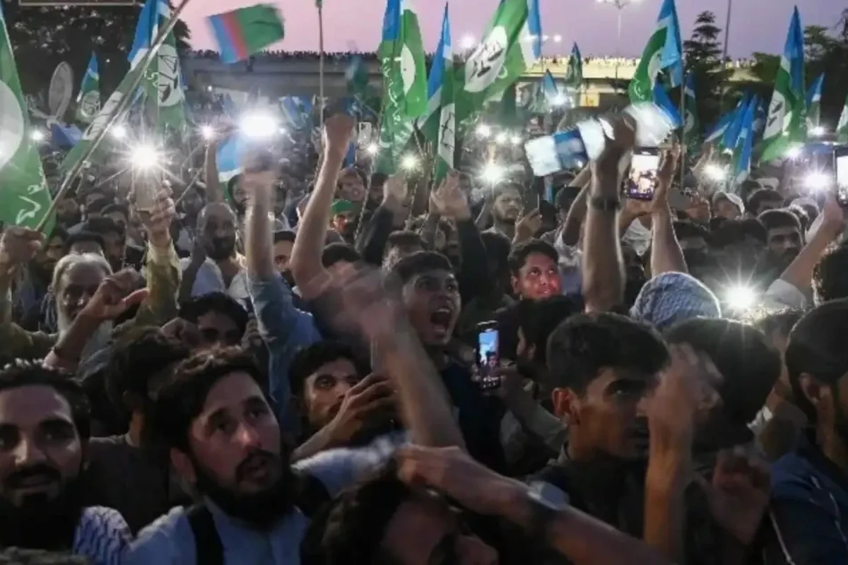 Police clash with Jamaat-e-Islami supporters at Sindh Assembly