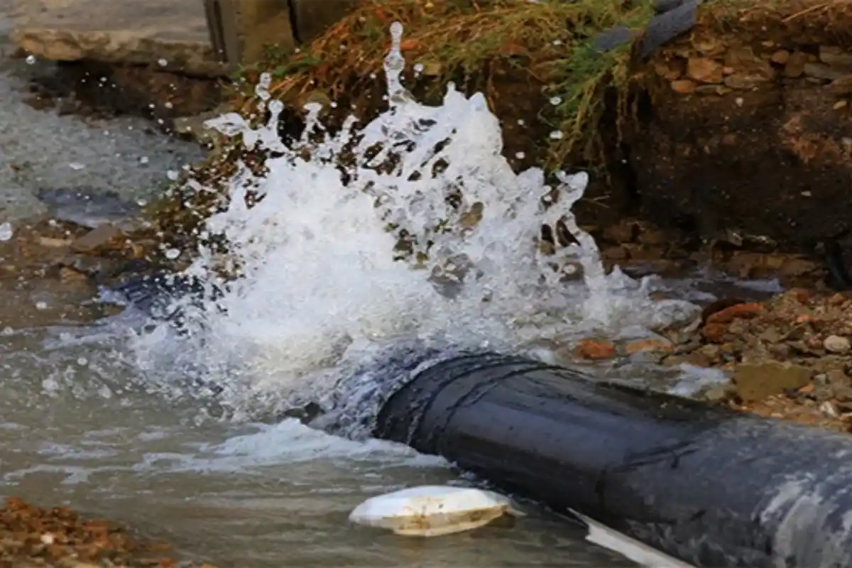 Dhabeji Power Breakdown Causes 72-Inch Pipeline Rupture, Water Supply Disrupted in Karachi