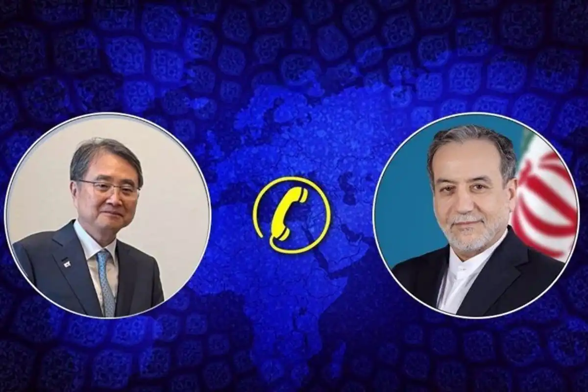 Iran FM Says Non-Hostile Vessels Can Pass Through Strait of Hormuz