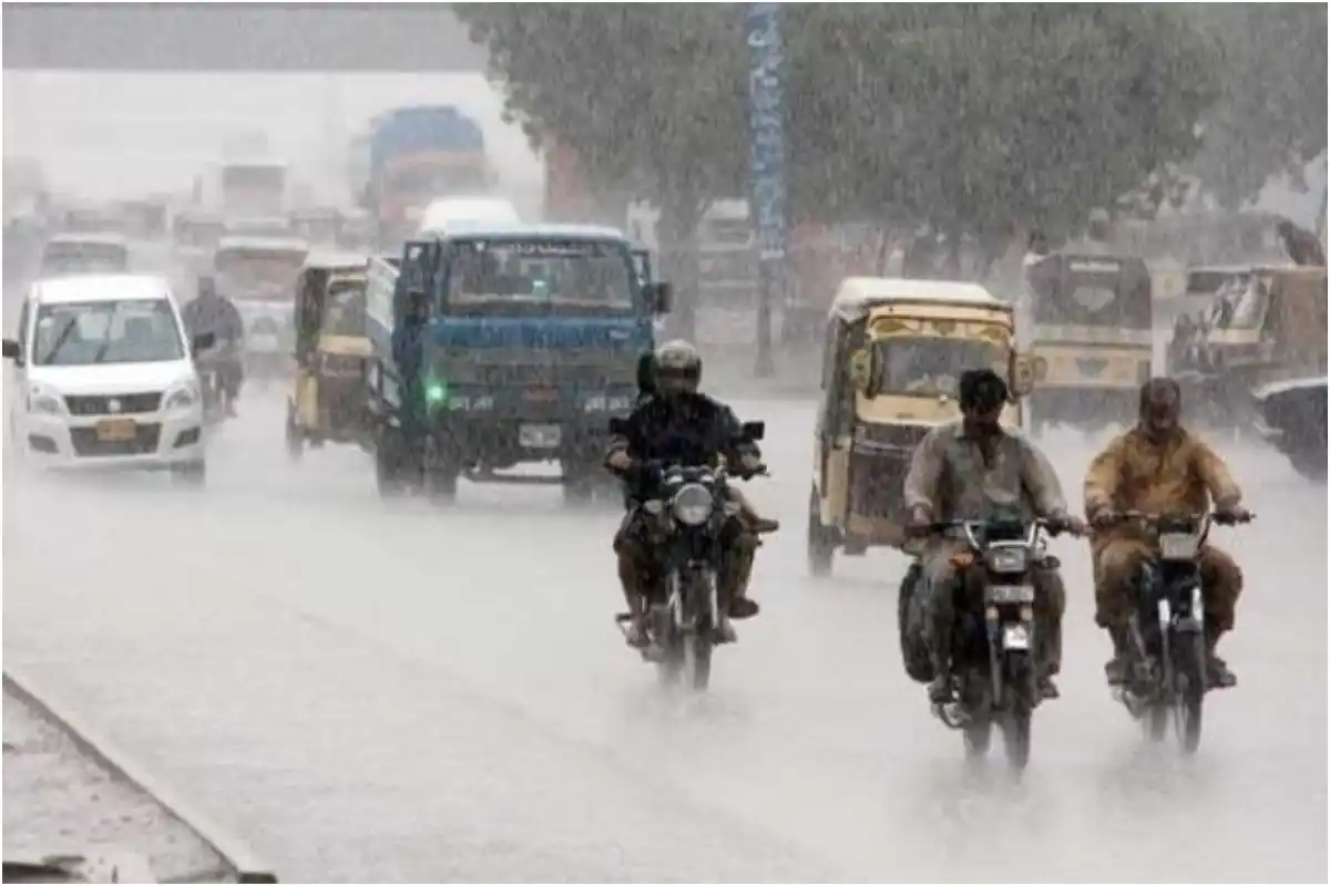 Karachi faces traffic jams after streets flooded by heavy rain